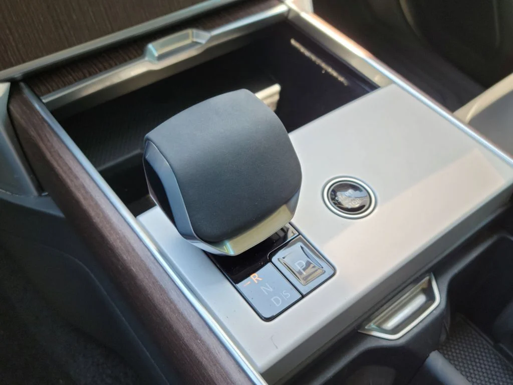 Used 2024 White Land Rover SE image 26