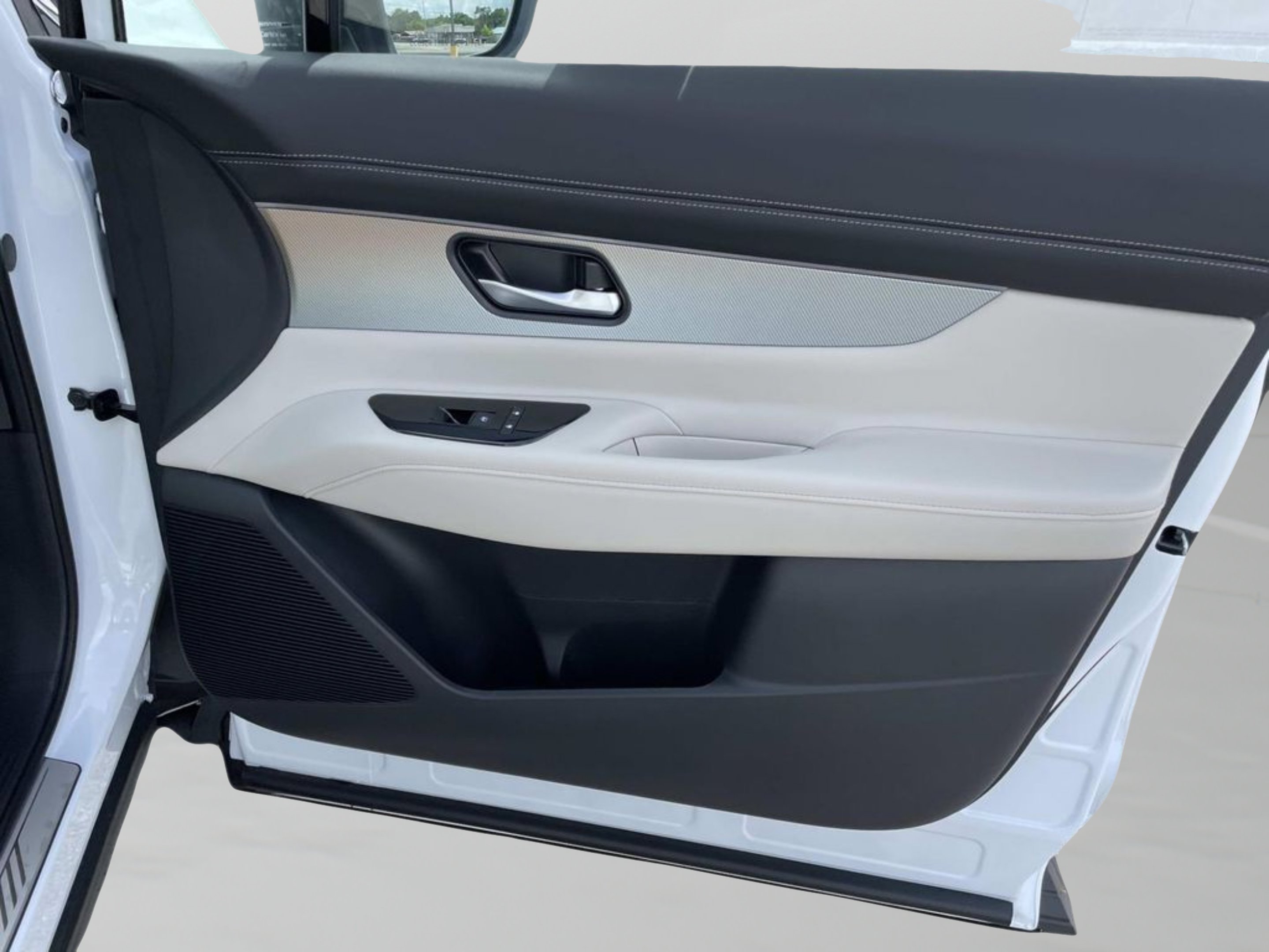 New 2026 Everest White Pearl TriCoat Nissan SL image 17