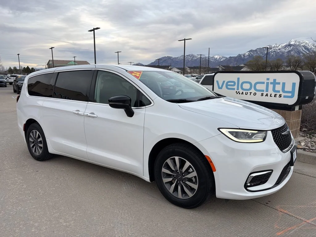 2024 Chrysler Pacifica Hybrid Select PHEV's photo