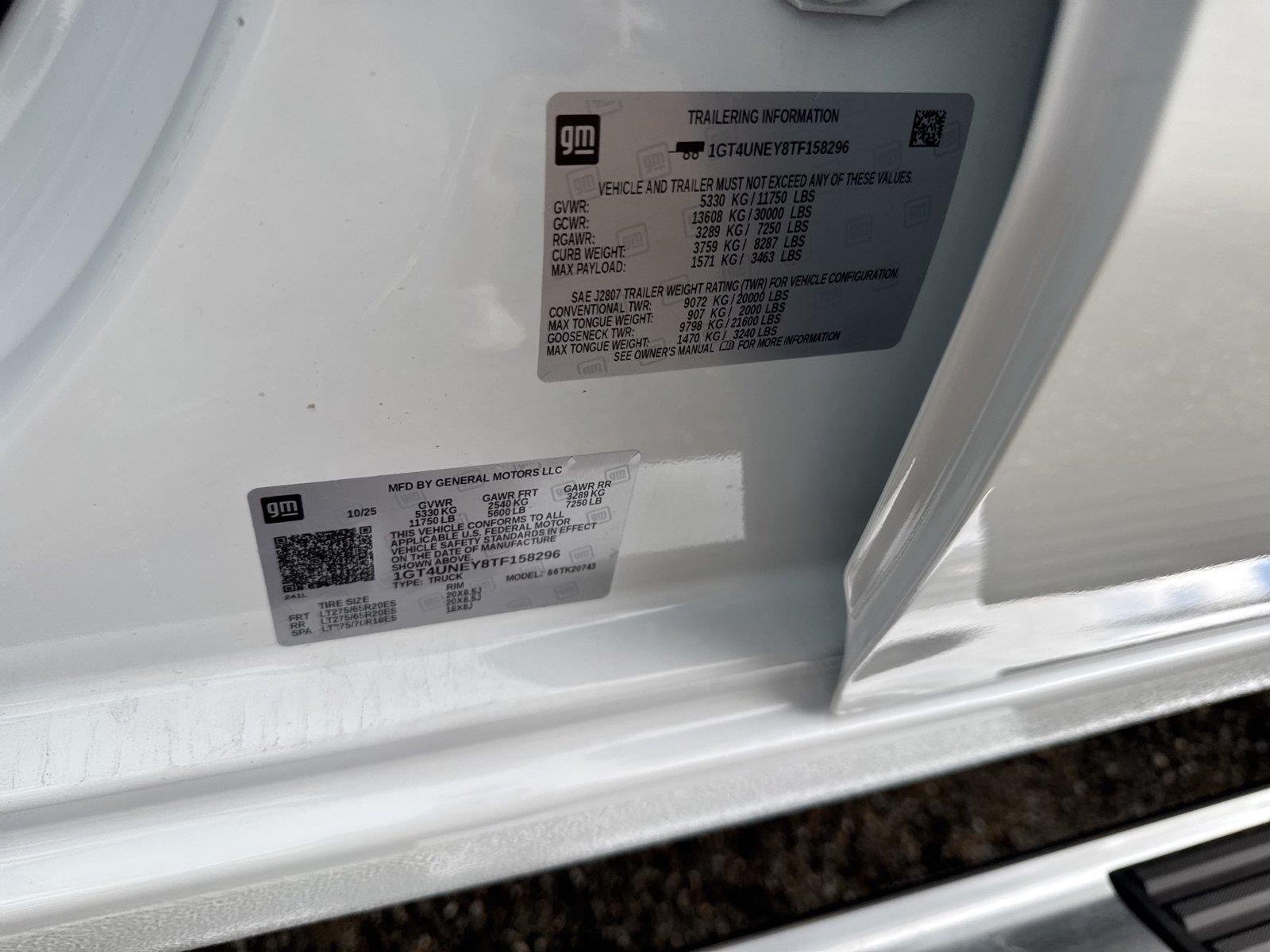New 2026 Glacier White Tricoat GMC SLT image 39