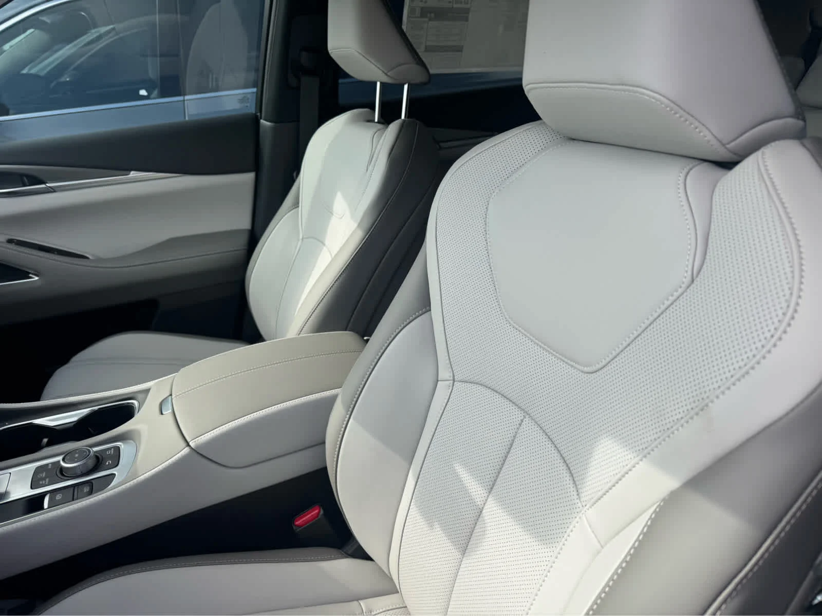 New 2027 RADIANT WHITE INFINITI Luxe FWD image 8