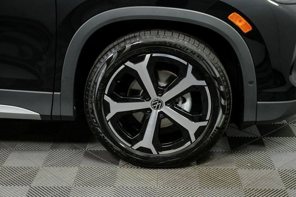 New 2026 Deep Black Pearl Volkswagen SE image 39