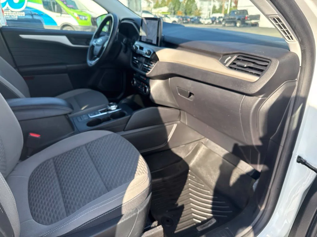 Certified Used 2022 White Metallic Ford SE image 42