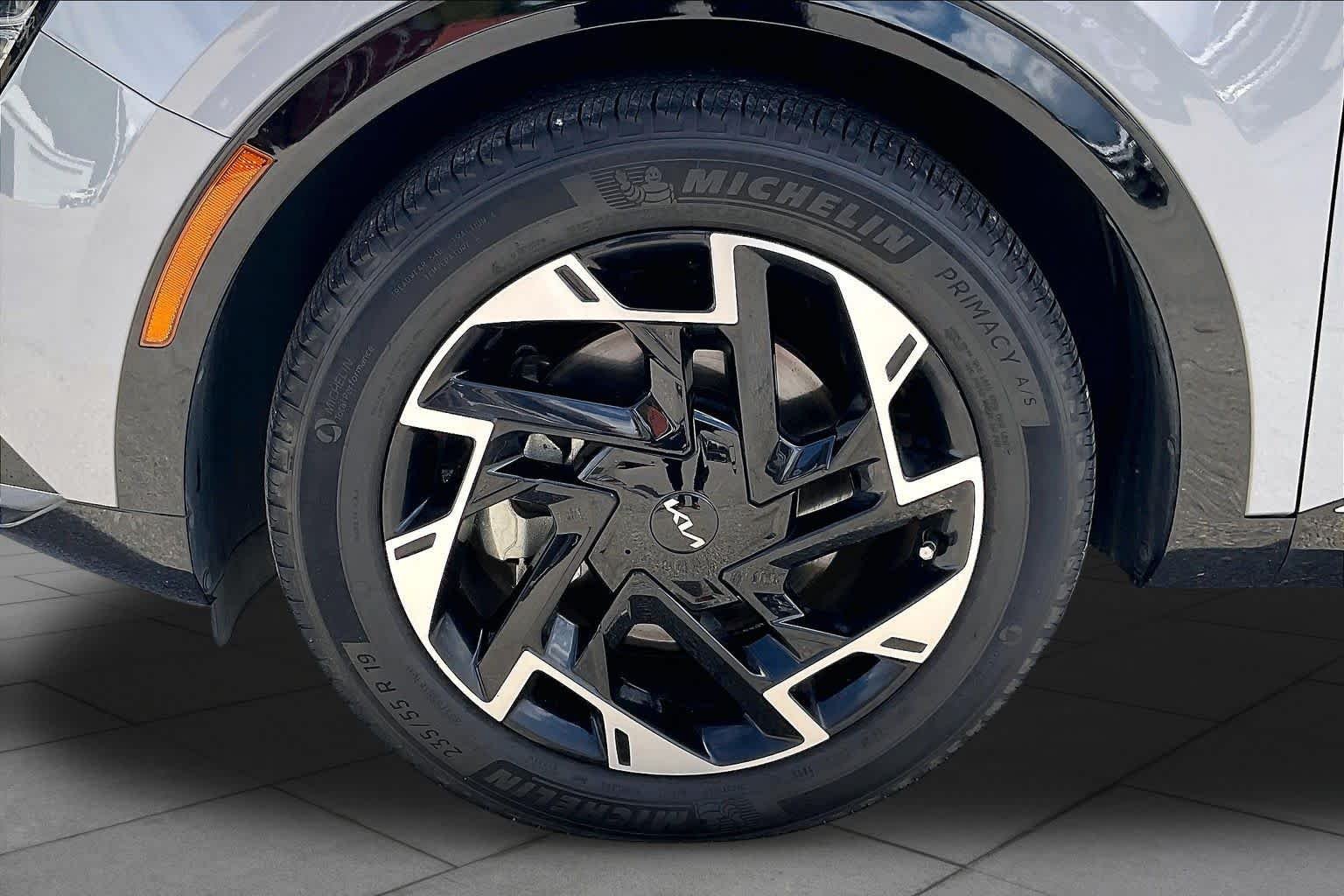 Used 2023 Wolf Gray Kia SX-Prestige image 11