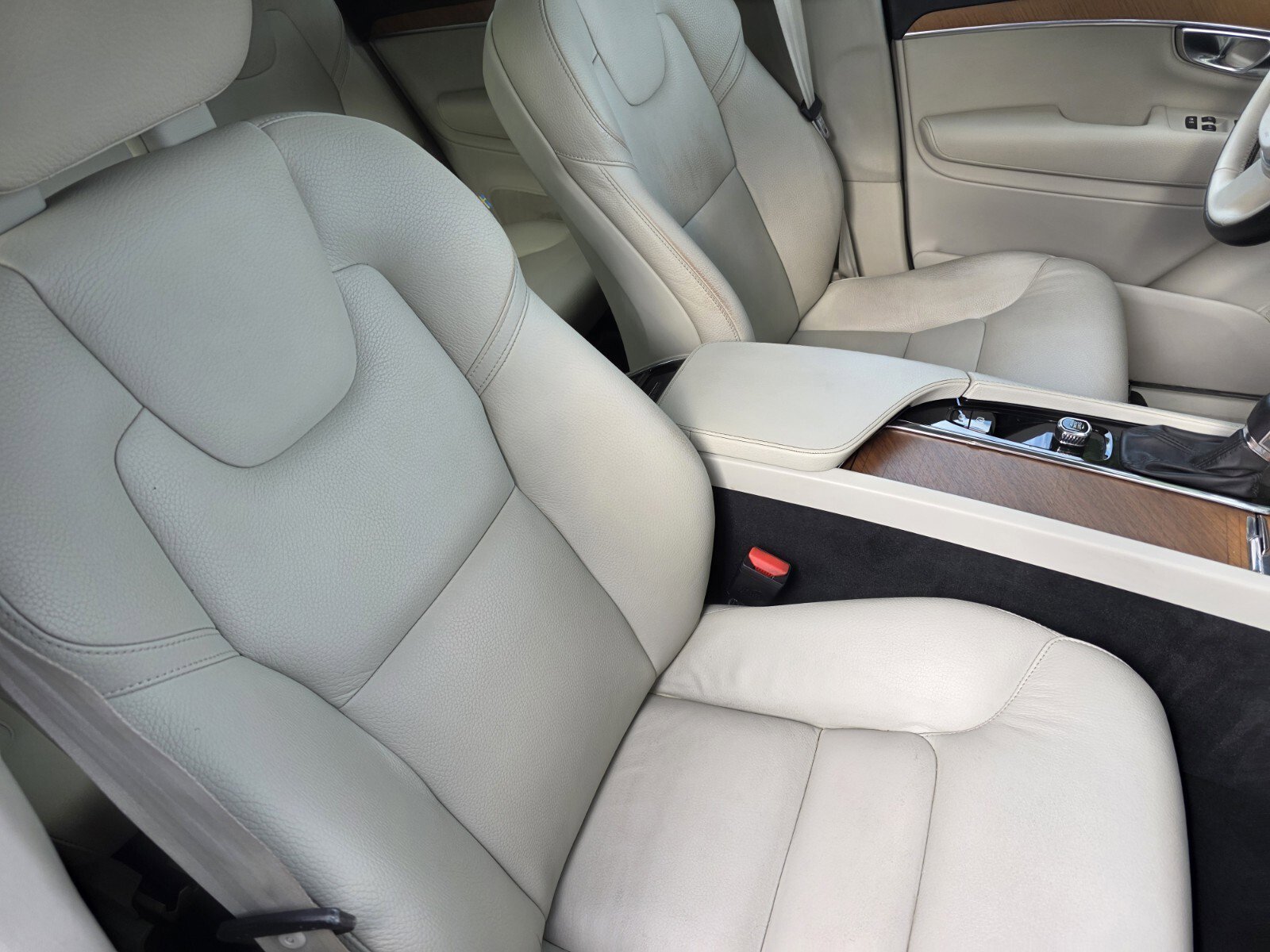 Used 2022 Denim Blue Metallic Volvo Momentum image 27