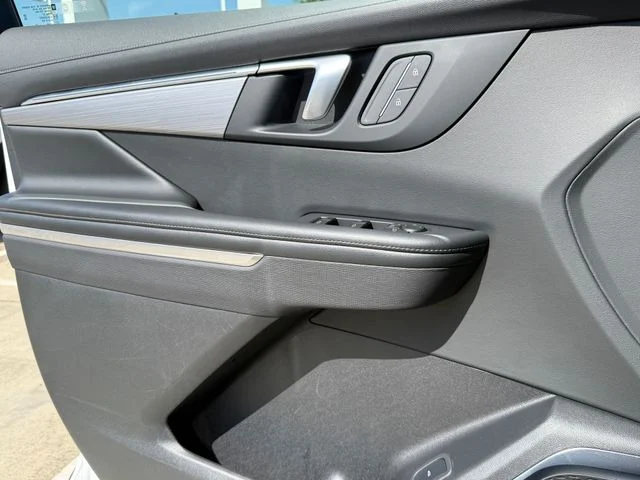 Used 2025 Summit White Buick Preferred image 21