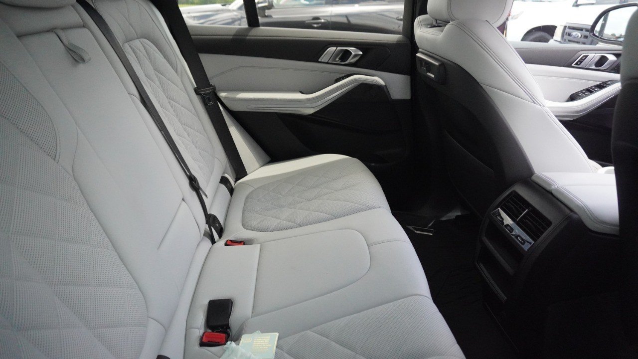 Used 2023 Black BMW xDrive40i image 11