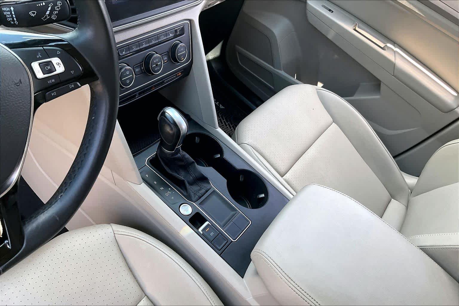 Used 2019 Pure White Volkswagen 3.6L V6 SE image 16