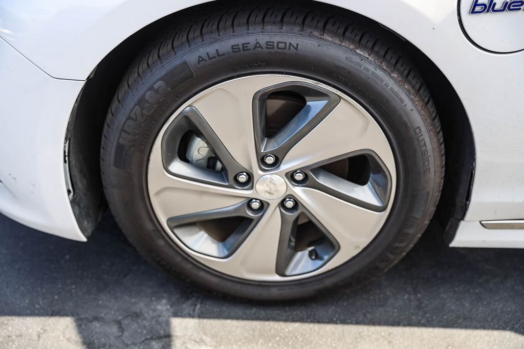 Used 2017 White Hyundai Limited image 4