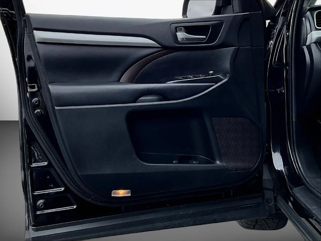 Used 2019 Black Toyota XLE image 19