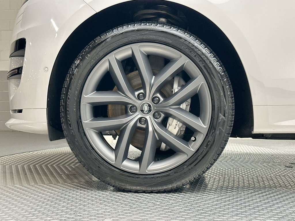 Used 2025  Land Rover Dynamic SE image 17