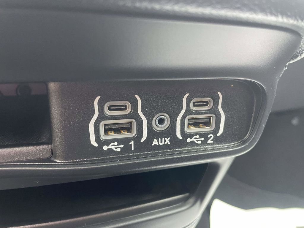 Used 2025 White Chrysler Select image 22