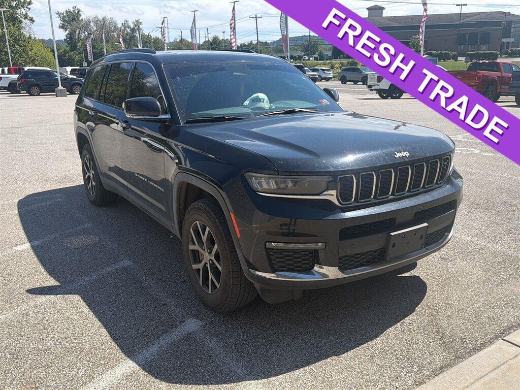 Used 2025 Diamond Black Crystal Pearlcoat Jeep Limited image 1