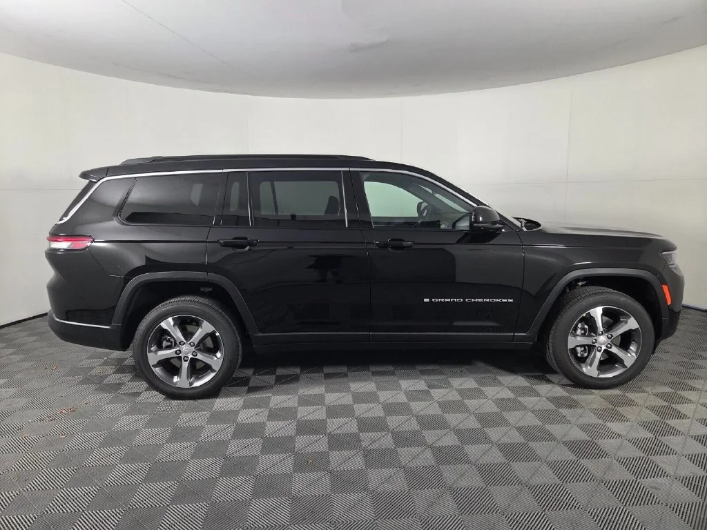 New 2026 Diamond Black Crystal Pearl-Coat Exterior Paint Jeep Limited image 4