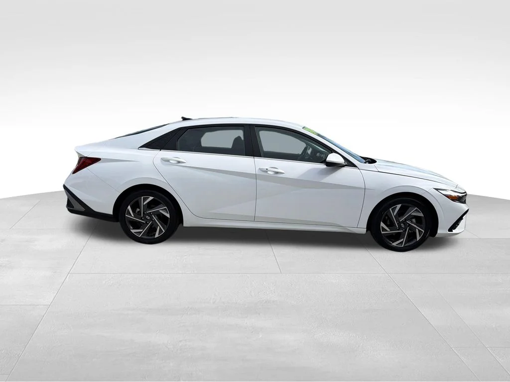 Used 2024 White Hyundai SEL image 9