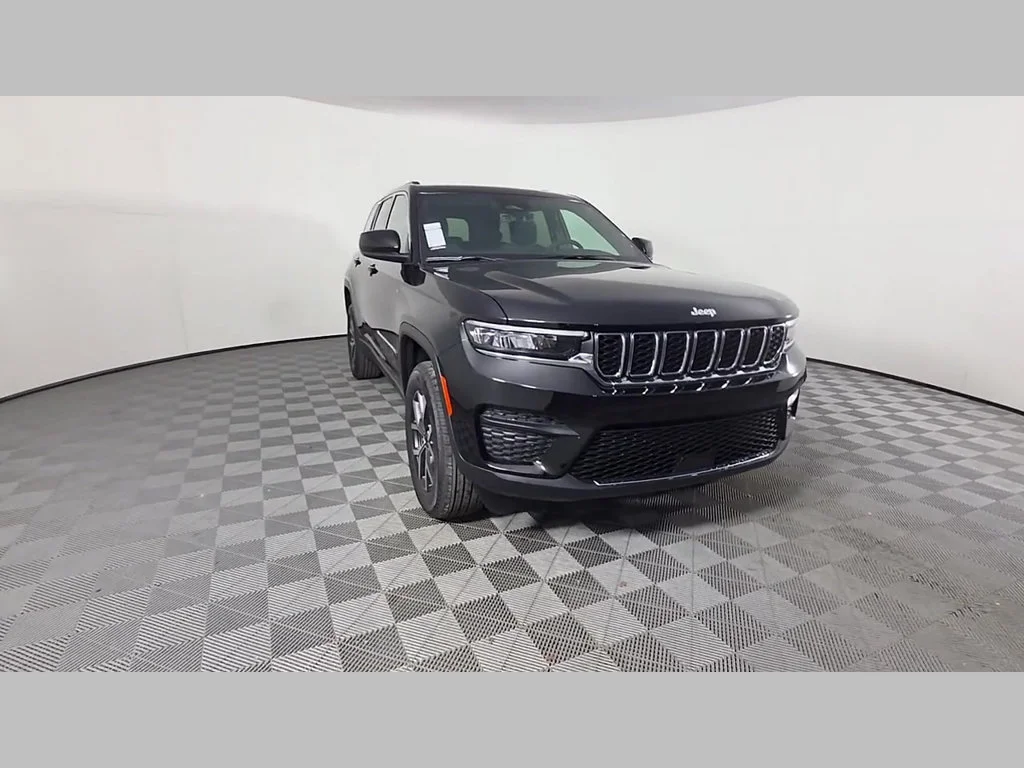 New 2027 High-Gloss Black Paint Jeep Laredo image 39