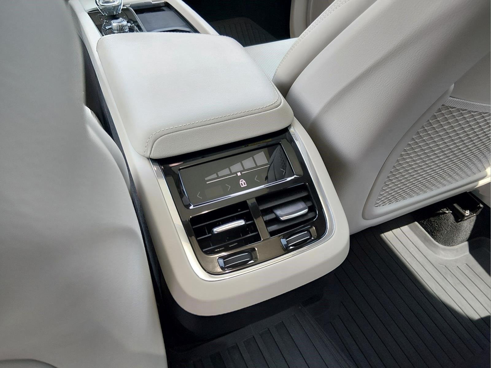 Used 2022 Silver Dawn Metallic Volvo Inscription image 18