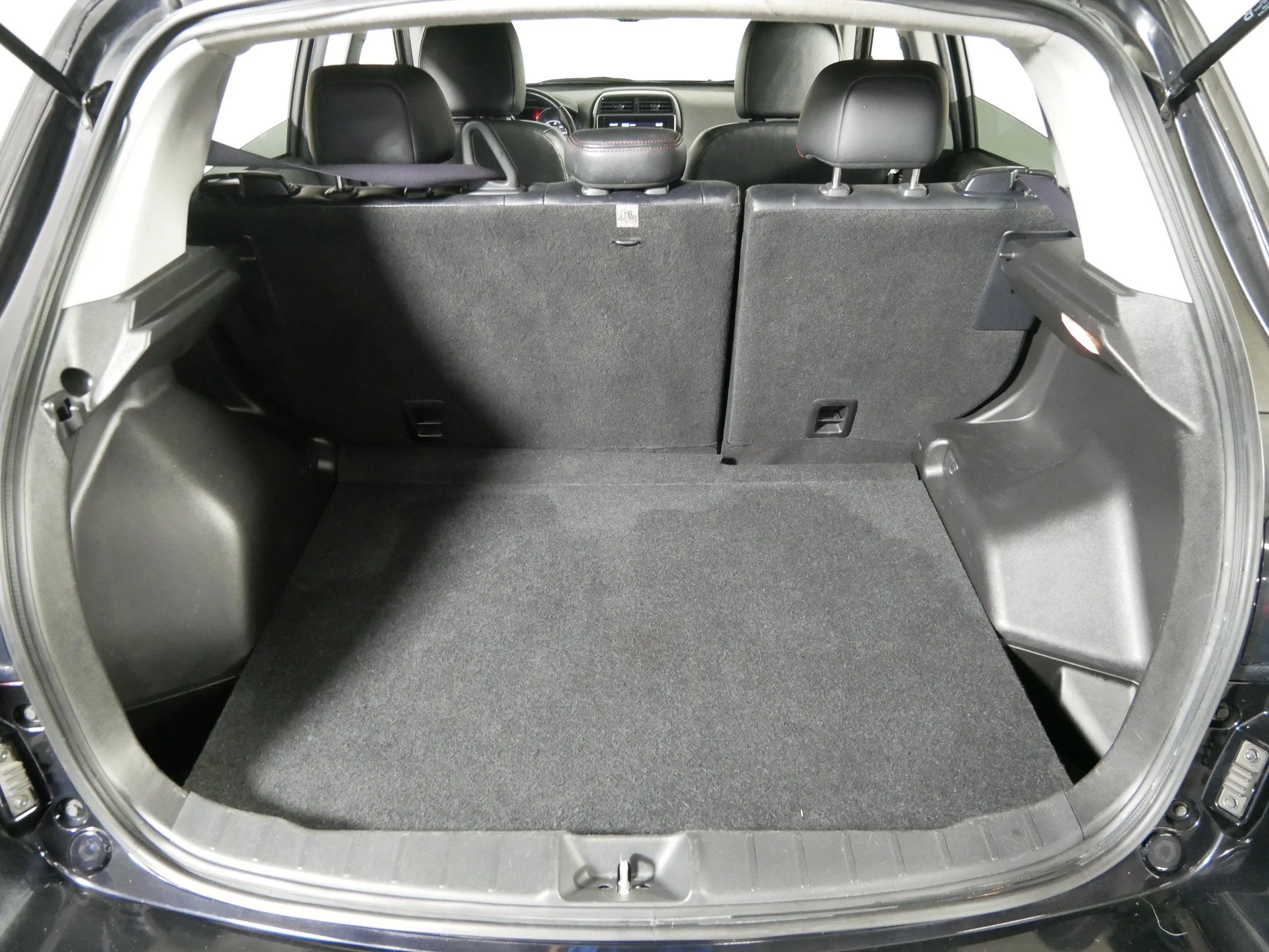 Used 2024 Labrador Black Pearl Mitsubishi SE image 18