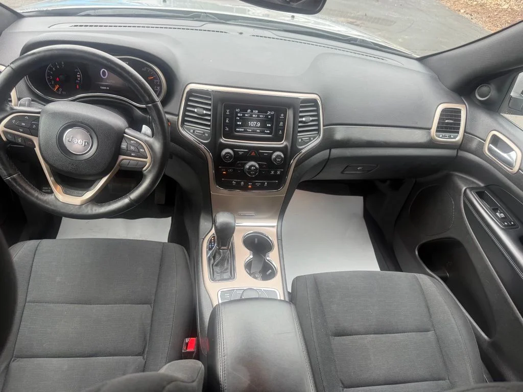 Used 2017 Silver Jeep Laredo image 39