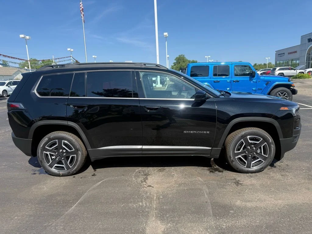New 2026 Diamond Black Crystal Pearl-Coat Exterior Paint Jeep Limited image 2