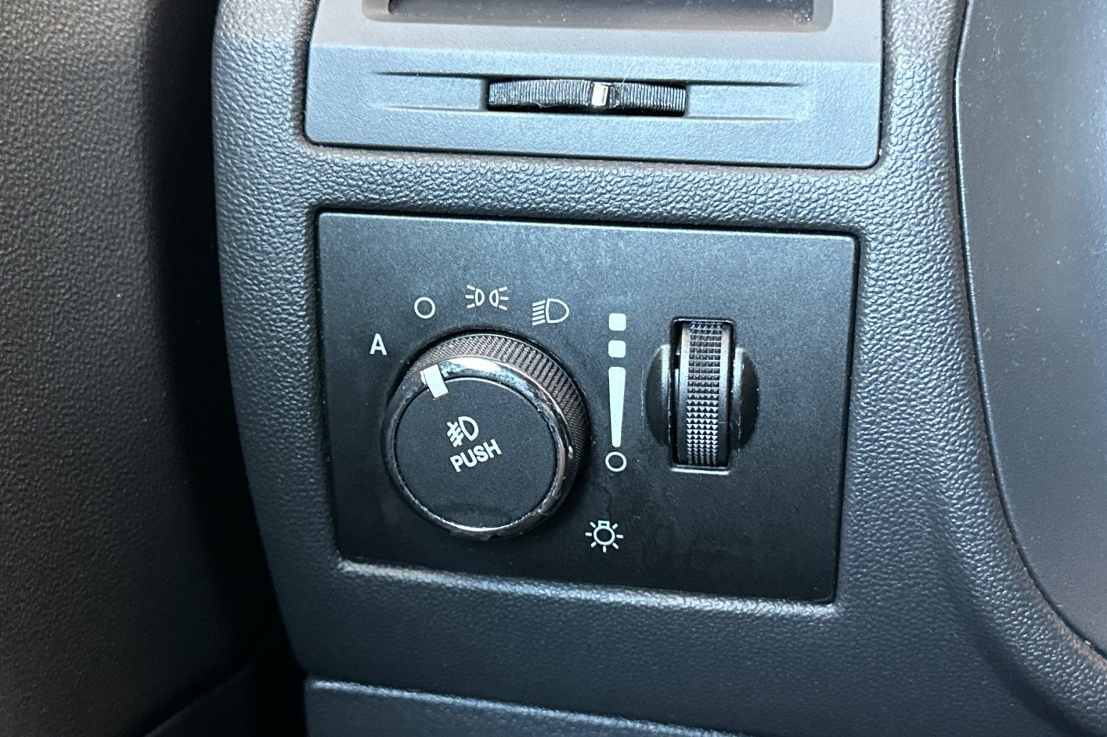 Used 2013 White Dodge SXT image 27