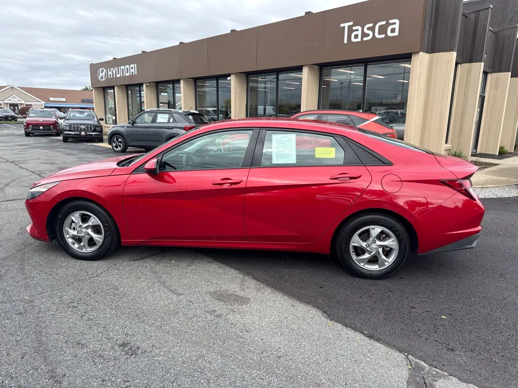 Used 2023 Red Hyundai SE image 7