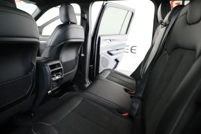 New 2026 Diamond Black Crystal Pearl-Coat Exterior Paint Jeep Altitude image 18