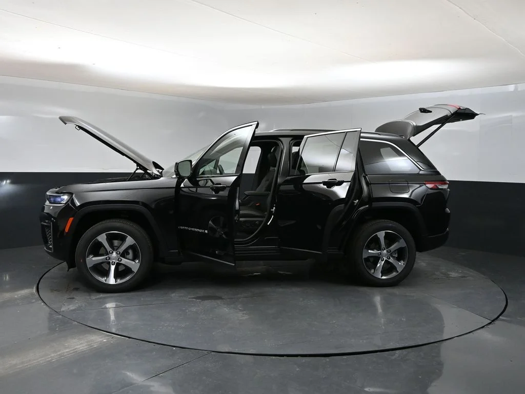 New 2026 Diamond Black Crystal Pearlcoat Jeep Limited image 40