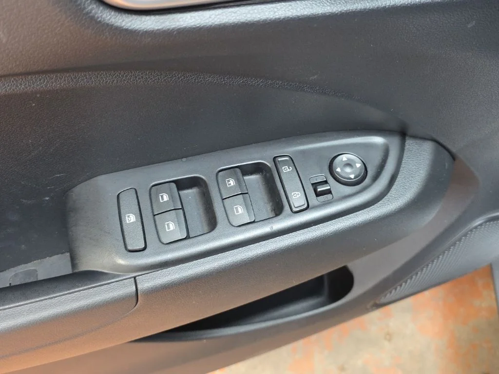 Used 2025 Lunar White Hyundai SE image 22