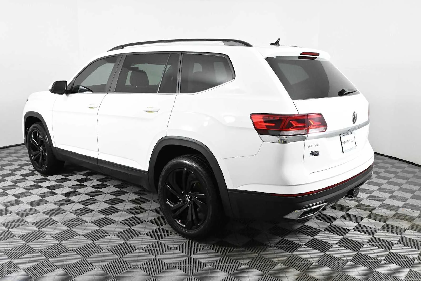 Used 2023 Pure White Volkswagen 3.6L V6 SE w/Technology image 5