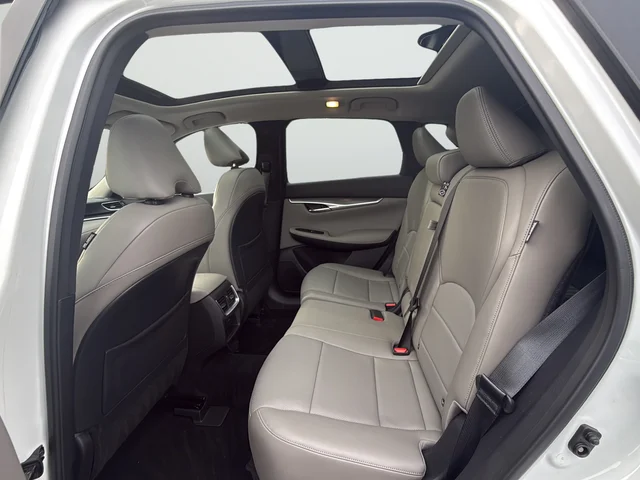 Used 2023 White INFINITI LUXE image 26
