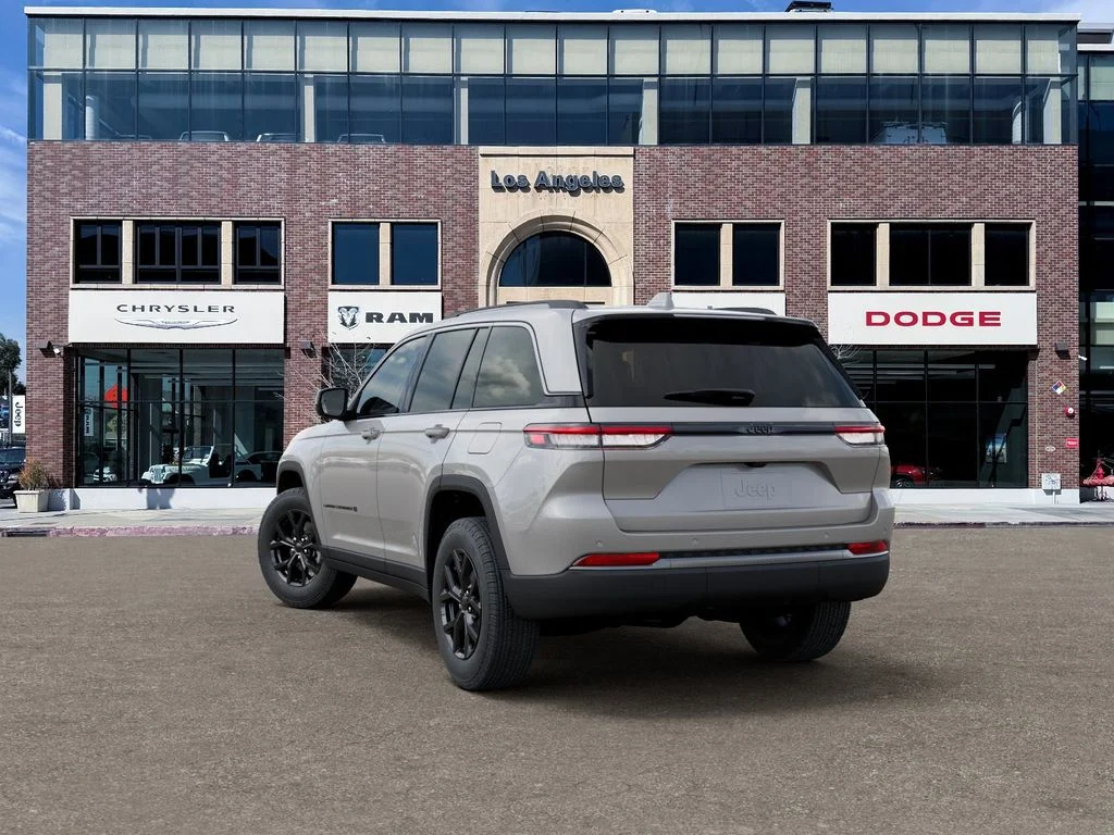 New 2026 Silver Zynith Exterior Paint Jeep Laredo Altitude image 3
