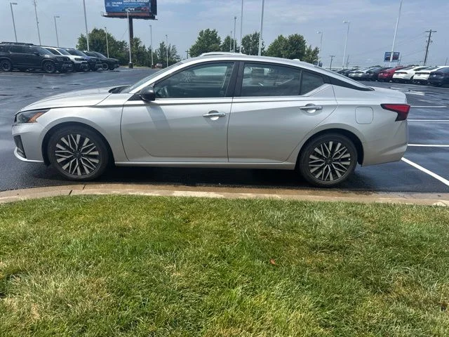 Used 2025 Silver Nissan 2.5 SV image 7