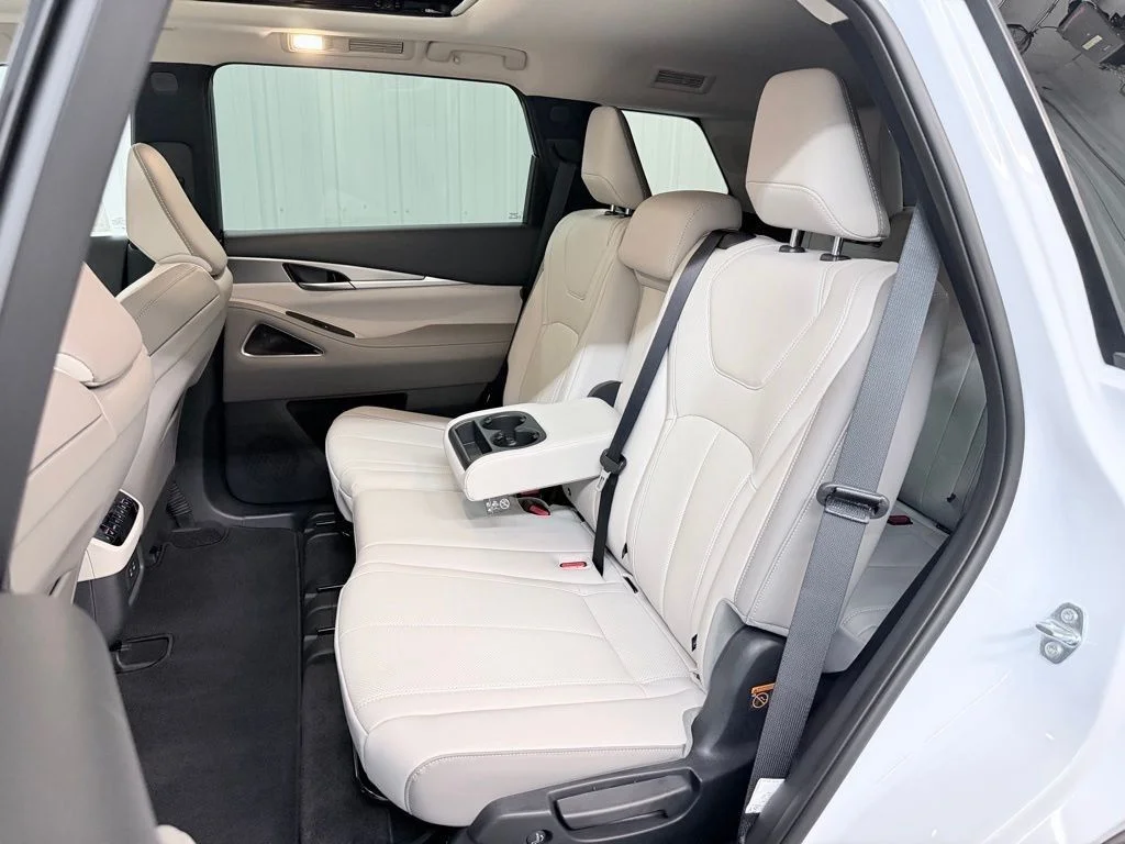 New 2027 RADIANT WHITE INFINITI Luxe FWD image 33
