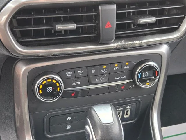 Used 2021 Black Ford SE image 29