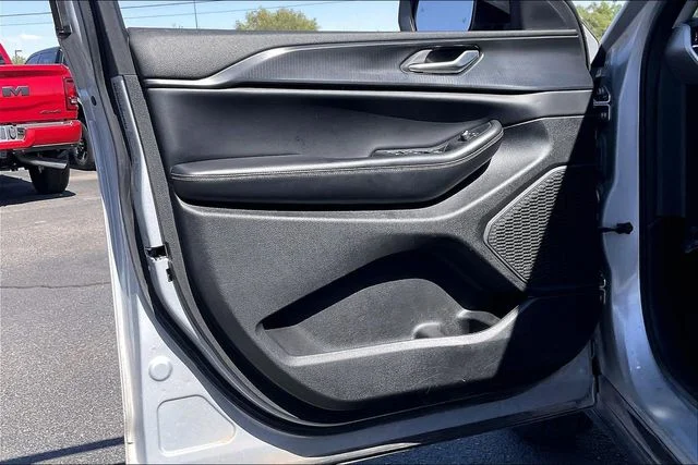 Used 2023 Silver Jeep Laredo image 18