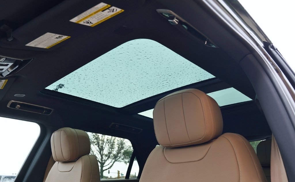 New 2027 Santorini Black Land Rover SE image 13