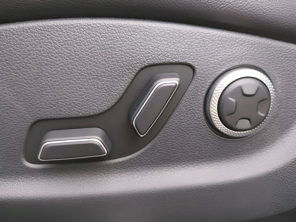 New 2026 White Genesis 2.5T ADVANCED image 17