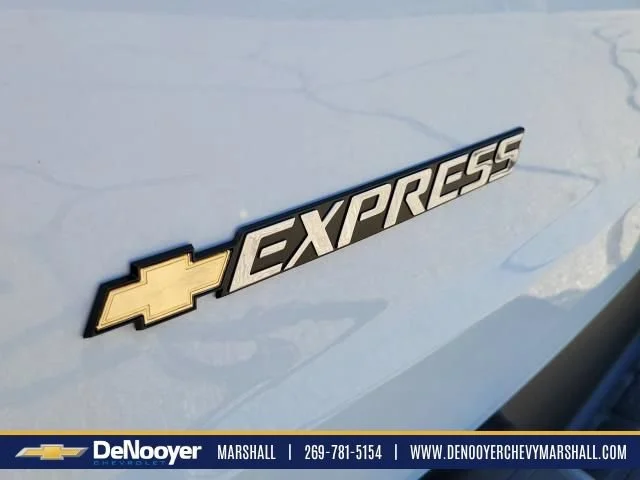 New 2026 Summit White Chevrolet WT image 23