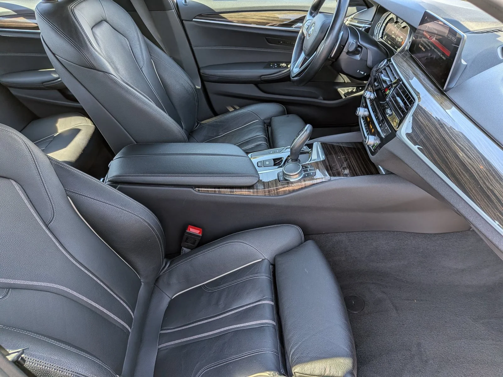Used 2019 Dark Graphite Metallic BMW 530e iPerformance image 22
