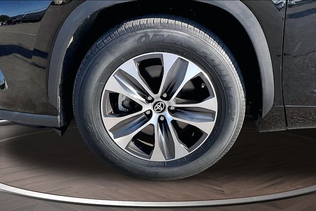 Used 2022 Black Toyota XLE image 9
