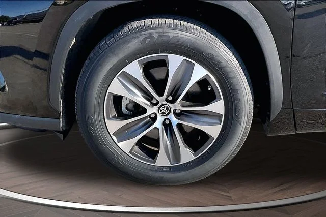 Used 2022 Black Toyota XLE image 9