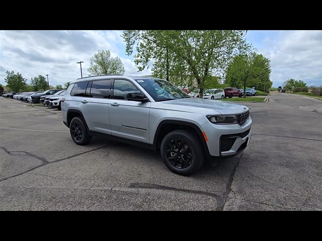 New 2026 Silver Zynith Exterior Paint Jeep Laredo image 9