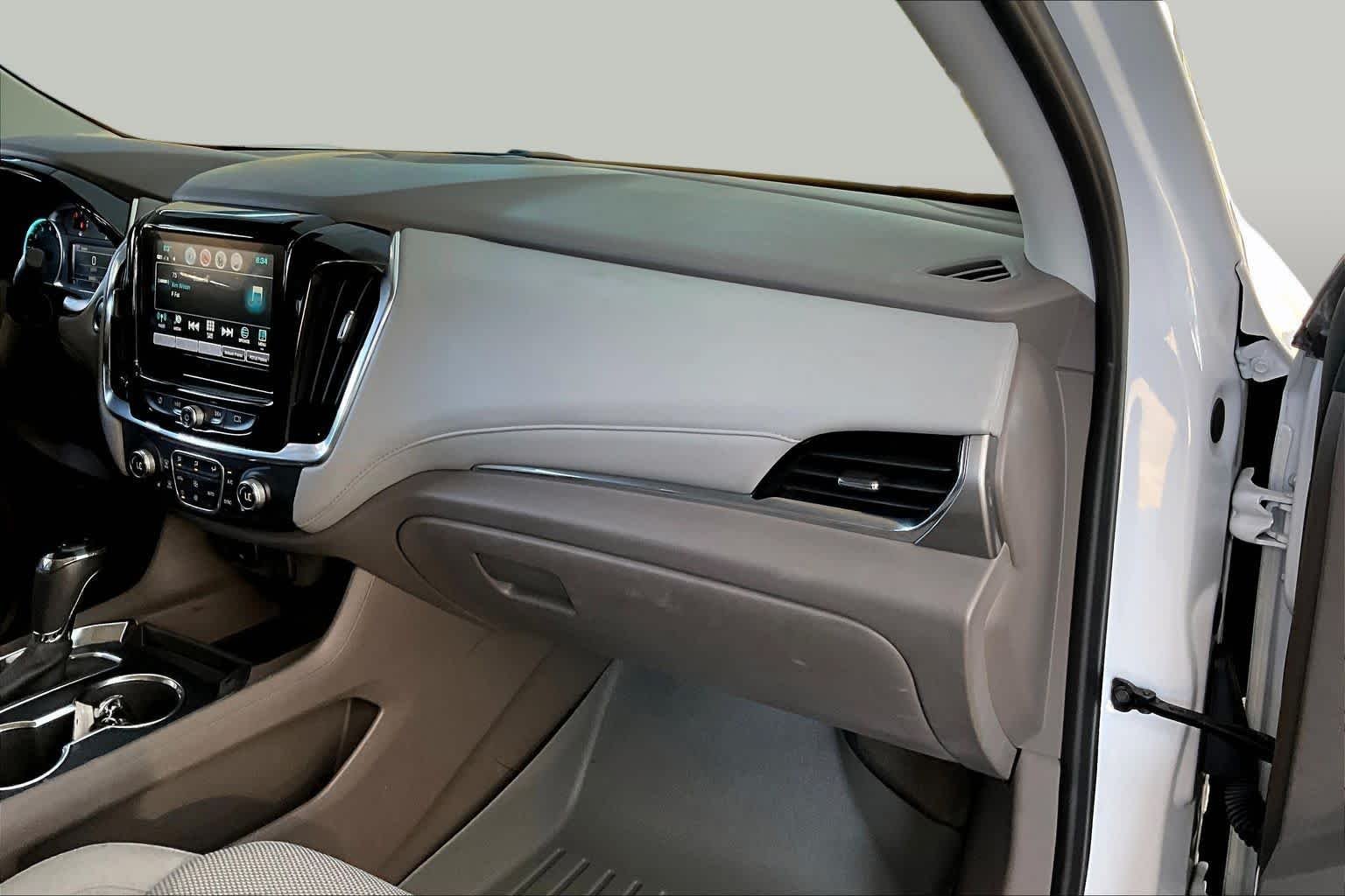 Used 2018 Iridescent Pearl Tricoat Chevrolet LT Cloth image 19