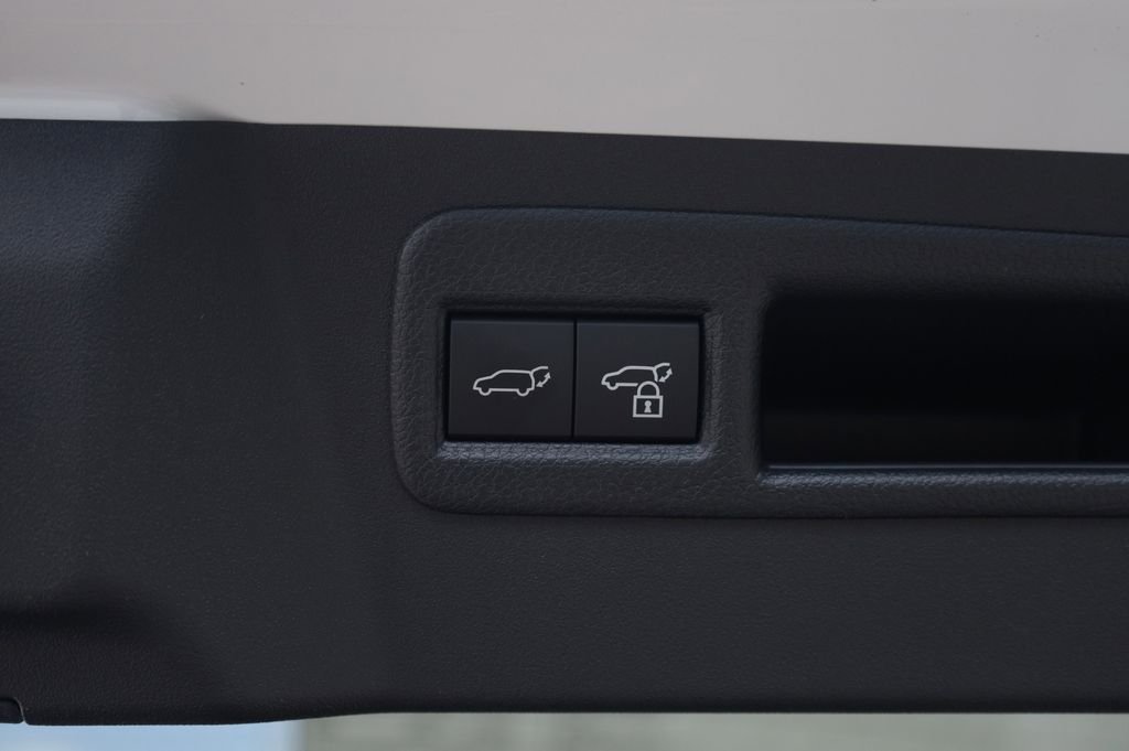 New 2026 Wind Chill Pearl <sup>1</sup> Toyota  SE image 27