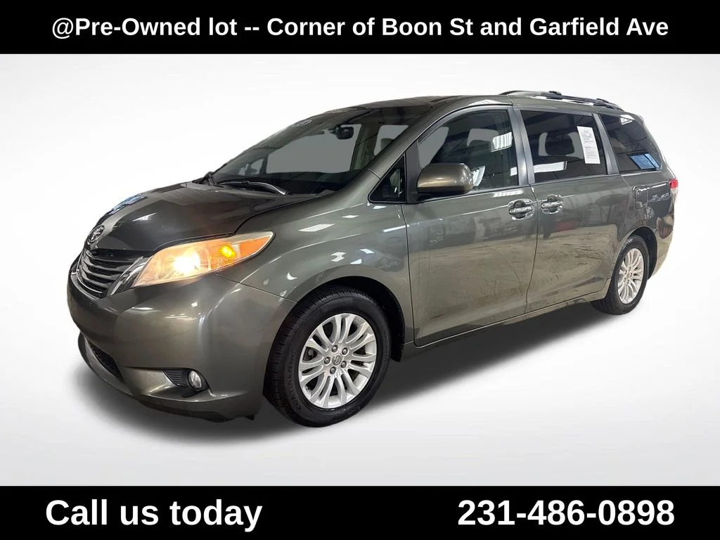 Used 2013 Green Toyota XLE image 1