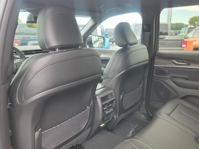 New 2027 Sting-Gray Clearcoat Jeep Limited image 18