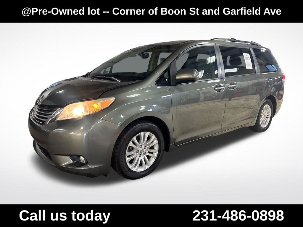 Used 2013 Green Toyota XLE image 1