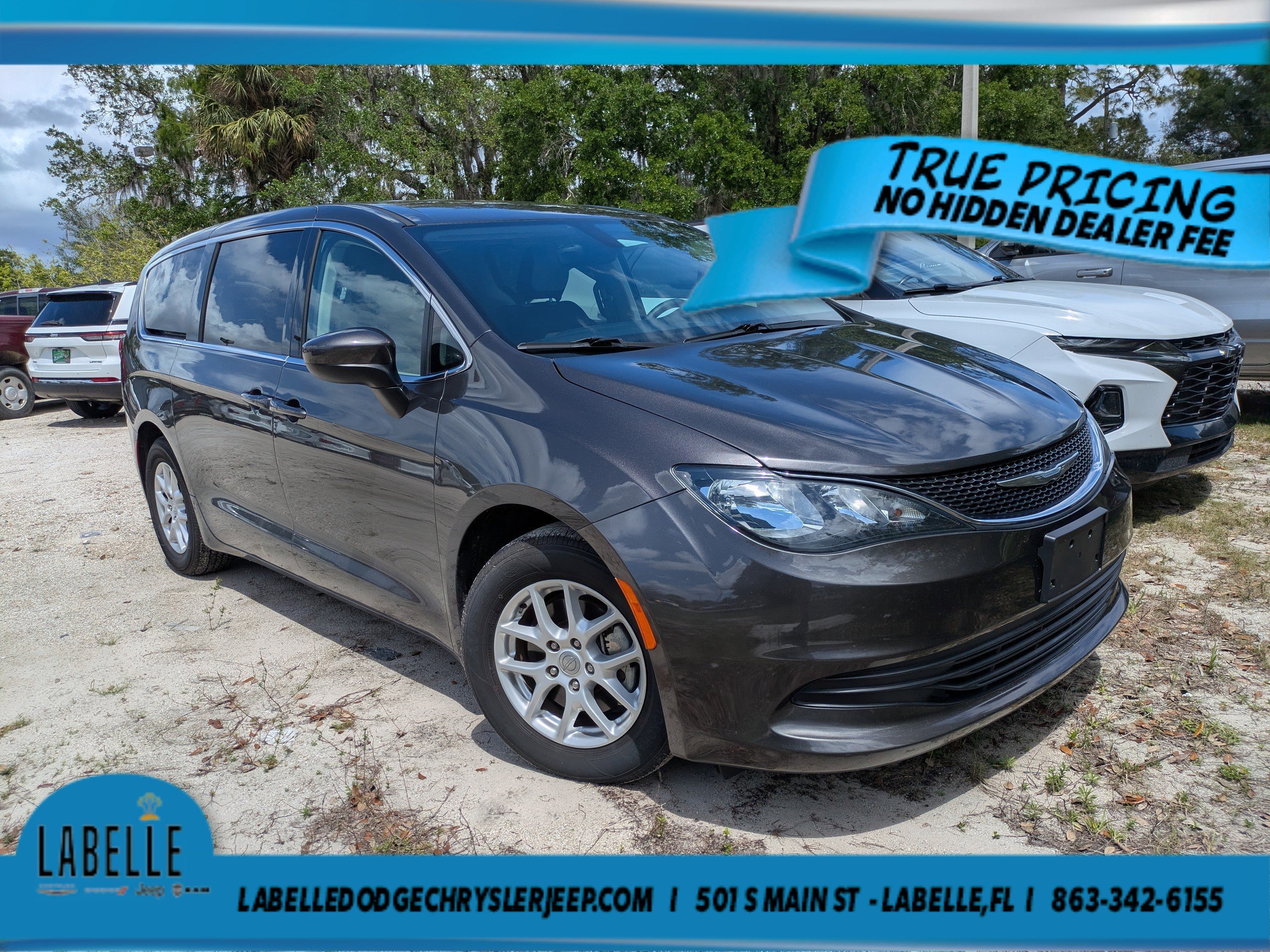 2017 Chrysler Pacifica Touring's photo