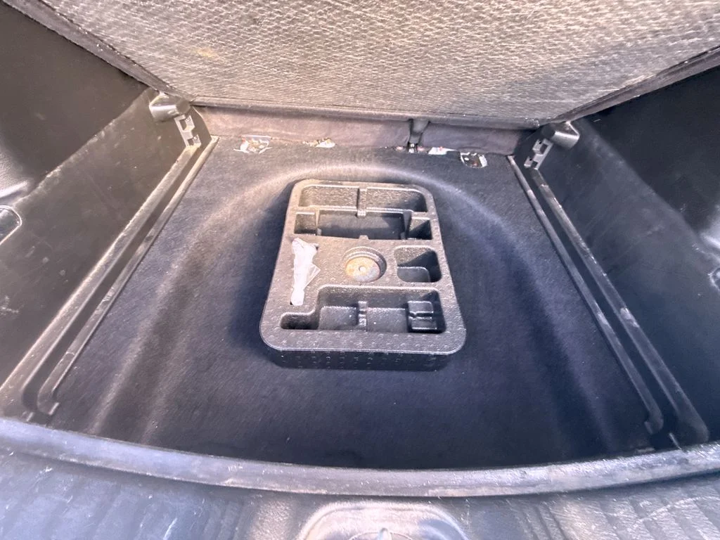 Used 2024 White Jeep Latitude image 11